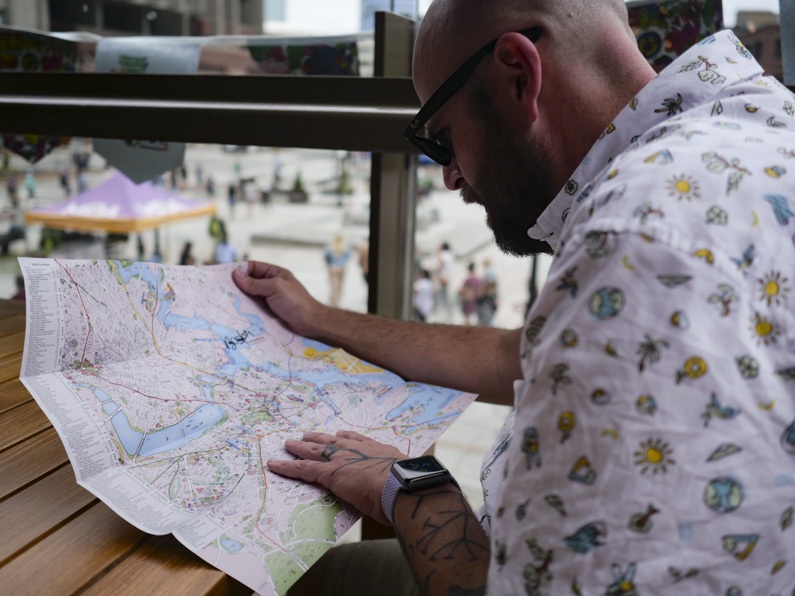 how to find free things to do while traveling